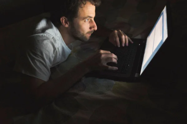 Posição inadequada e horas na frente do computador sobrecarregam os ombros