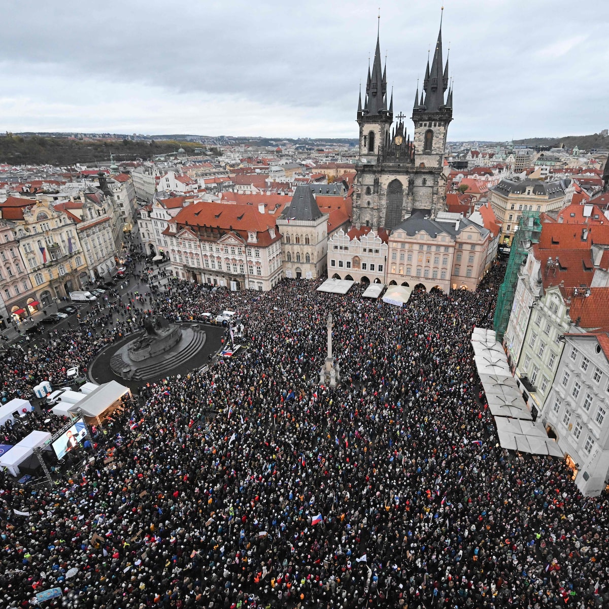Milhares protestam em Praga contra plano para reformular financiamento da mídia pública