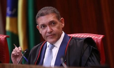 Nunes Marques determina reexibição da propaganda de Flávio Bolsonaro após problema técnico