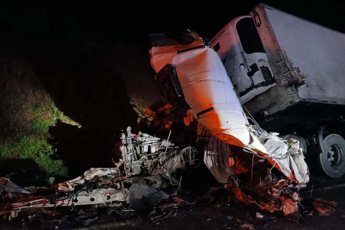 Imagem colorida, Acidente entre três caminhões deixa homem morto na BR-282, em SC- Metrópoles
