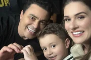 Esposa de Renner mostra momento em família: "Mundo lá fora pode esperar"