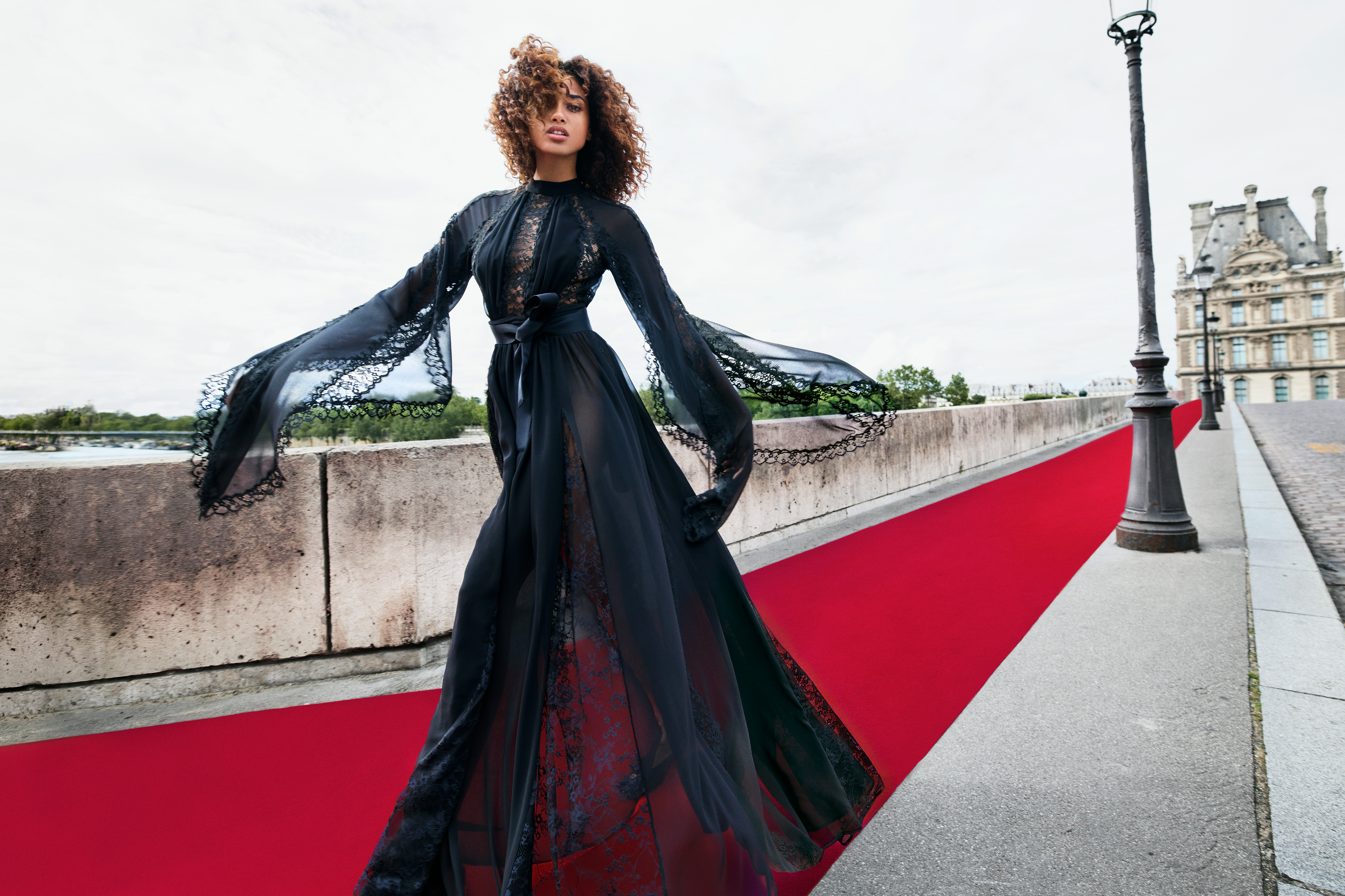 “A escala é diferente, o espírito é o mesmo”, diz Elie Saab antes do lançamento da colaboração com a H&M