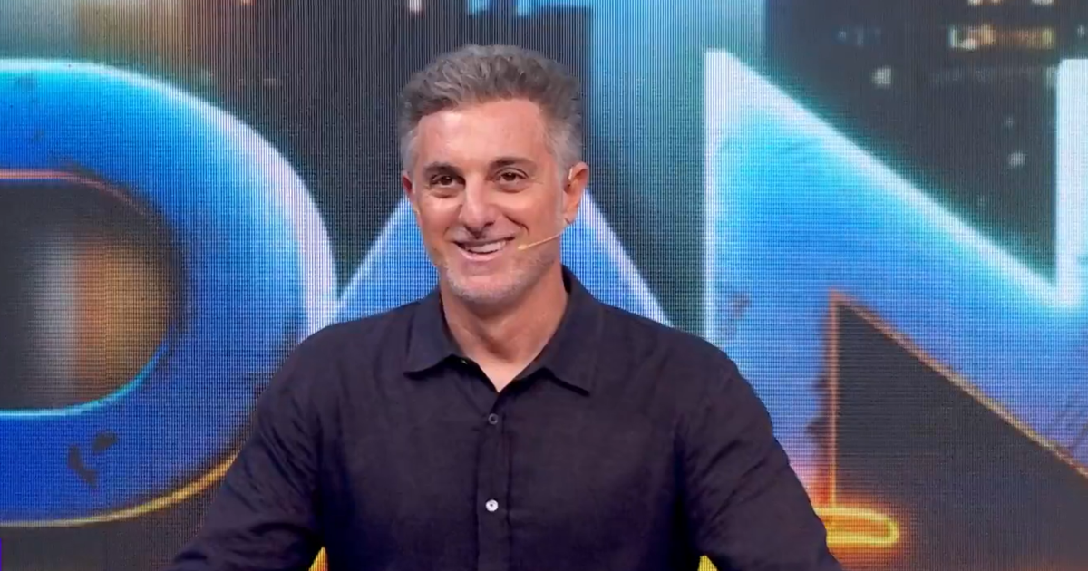 Luciano Huck comete gafe ao vivo e esquece nome de personagens ao comentar Quem Ama Cuida