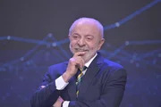 Imagem da matéria: Lula prepara PEC do "transporte gratuito" e avalia ato no Planalto na 4ª