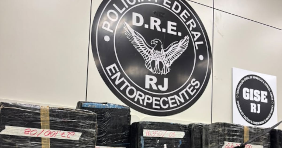 PF prende motorista com 385 kg de maconha e 4 kg de cocaína em caminhão em Piraí (RJ)