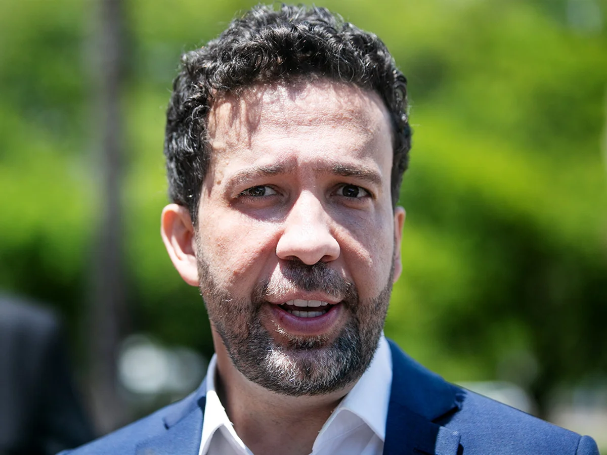 Janones diz que "Lula está reeleito" após canal bater 7 milhões de membros