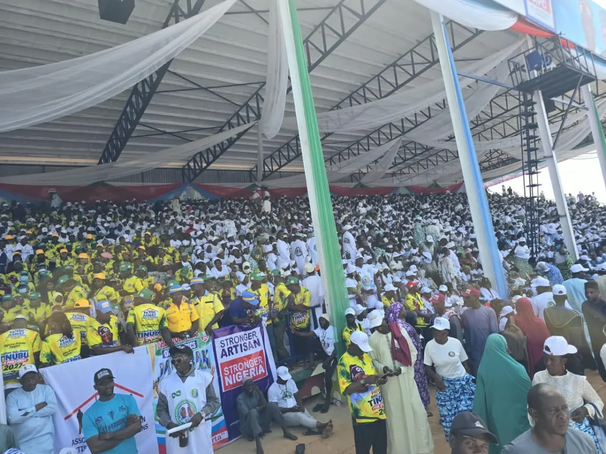 FOTOS: A campanha de Tinubu para 2027 começa enquanto apoiadores do APC inundam o estádio de Kaduna