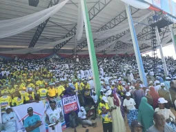 FOTOS: A campanha de Tinubu para 2027 começa enquanto apoiadores do APC inundam o estádio de Kaduna
