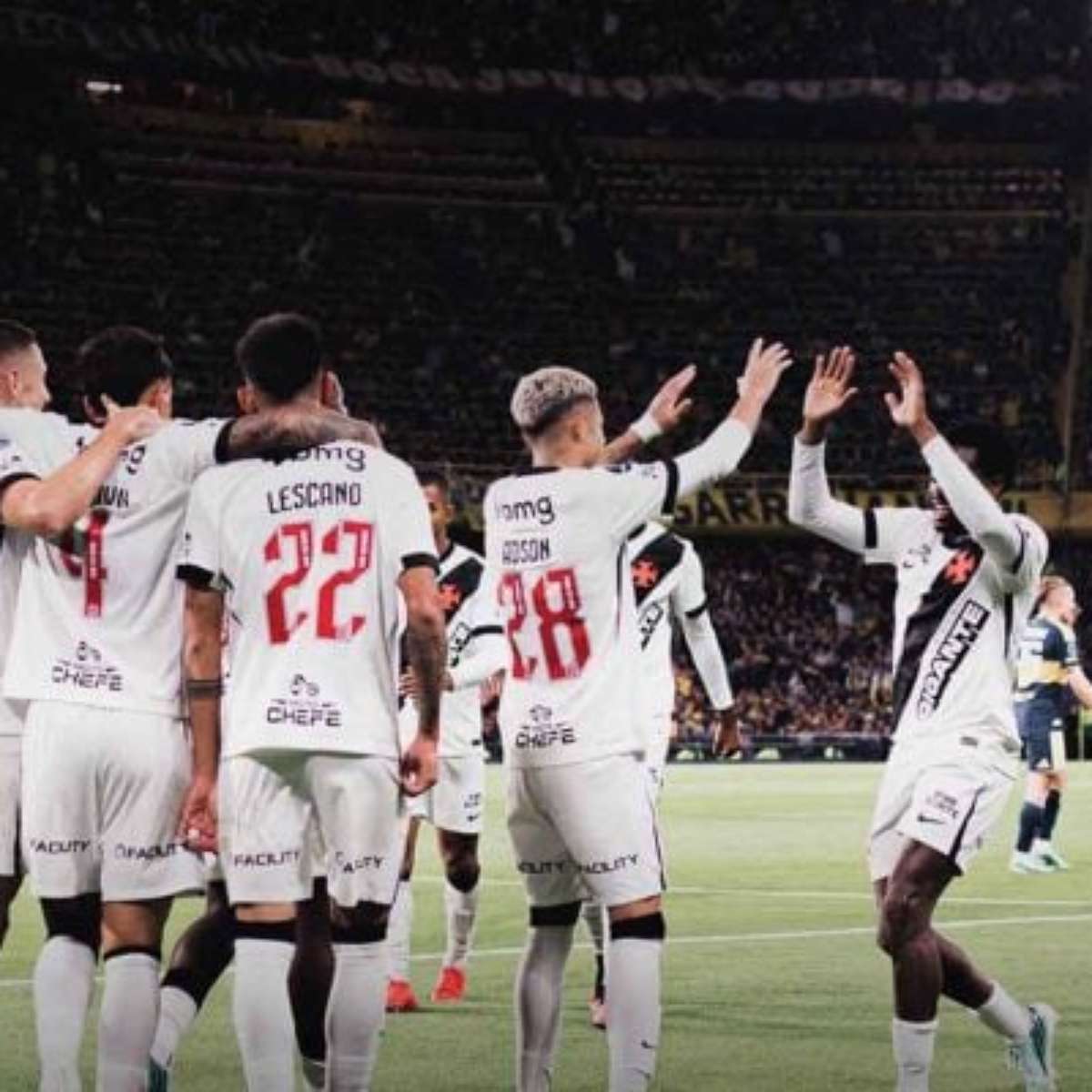 Na Bombonera, Vasco vence o Boca e abre vantagem na semifinal da Sula