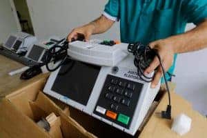 Como mais de 560 mil urnas chegam aos locais de votação em 2026?
