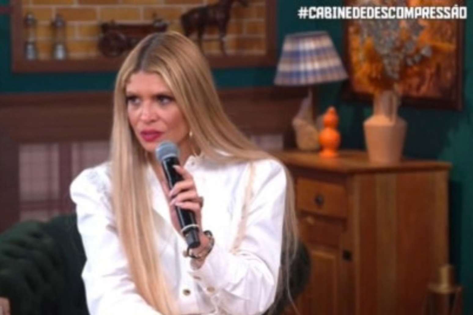 Adryana come&ccedil;a a questionar pessoas da produ&ccedil;&atilde;o sobre a morte do cantor