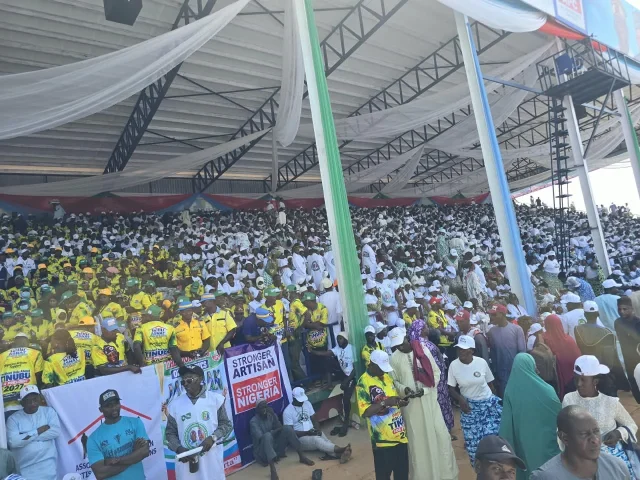 FOTOS: A campanha de Tinubu para 2027 começa enquanto apoiadores do APC inundam o estádio de Kaduna